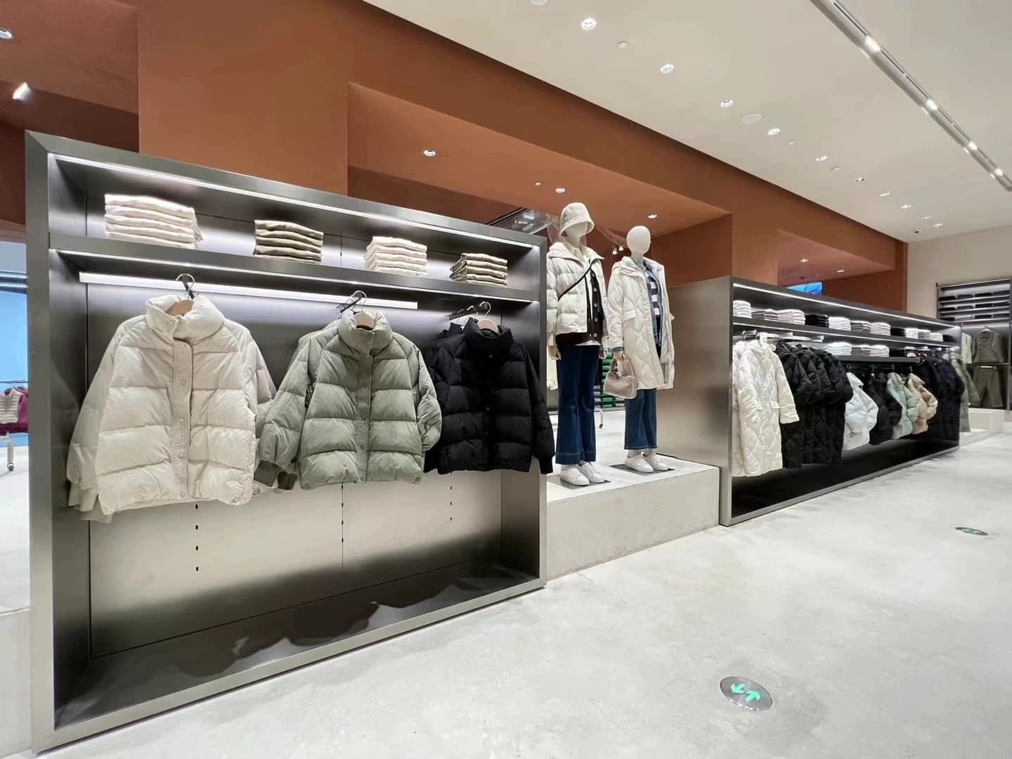 Fashionable white shoes - OrientDig Spreadsheet